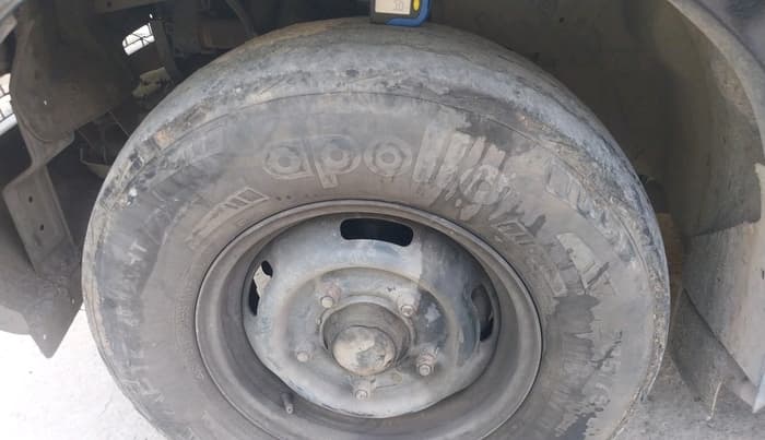 2003 Mahindra Scorpio 2.6 TURBO 7 STR, Diesel, Manual, 22,660 km, tyre