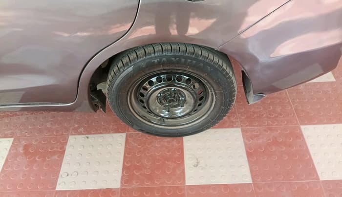 2015 Honda Amaze 1.5L I-DTEC S, Diesel, Manual, 2,43,376 km, tyre