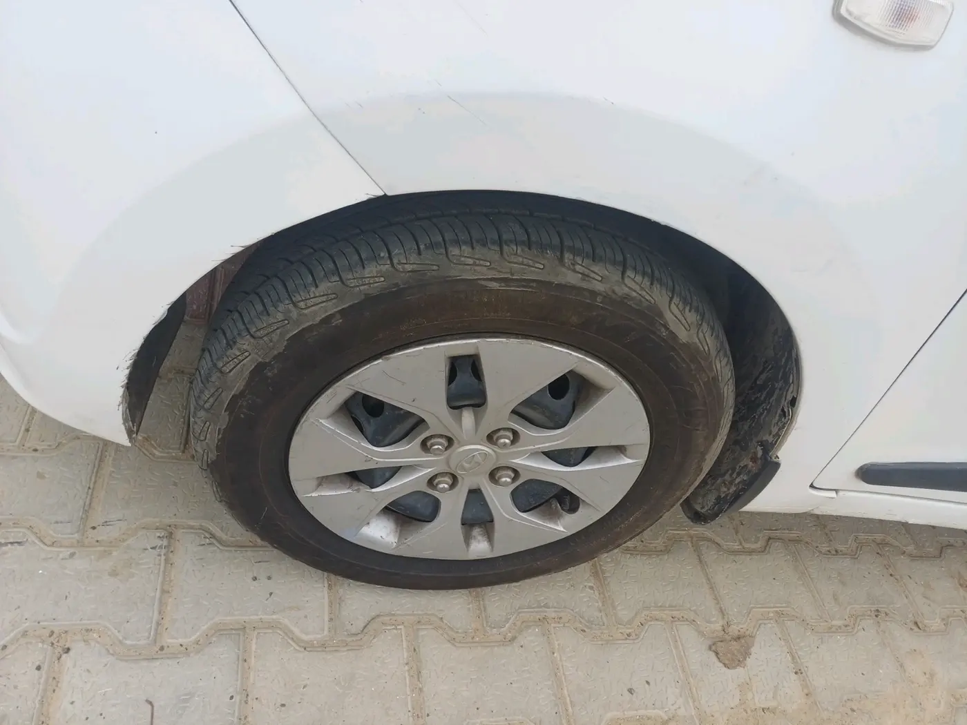 2014 Hyundai Xcent BASE 1.2, Petrol, Manual, 70,449 km, tyre