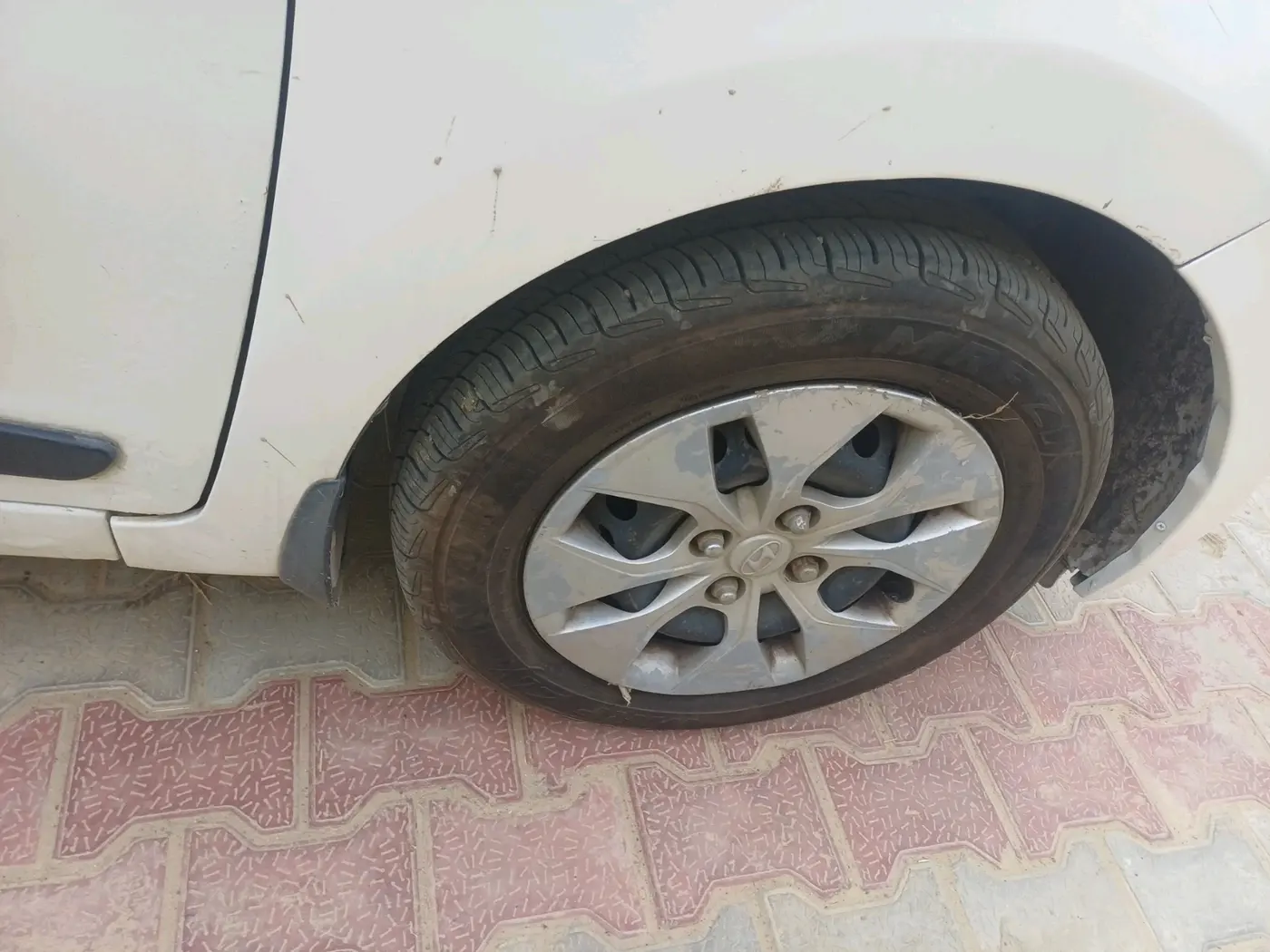 2014 Hyundai Xcent BASE 1.2, Petrol, Manual, 70,449 km, tyre