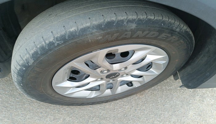 2025 KIA CARENS Premium (O) 1.5 Diesel MT 7 STR, Diesel, Manual, 26,682 km, tyre