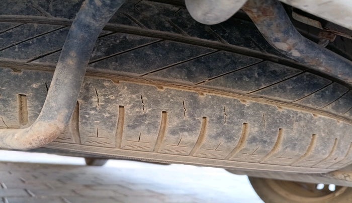 2012 Maruti Ertiga VXI, CNG, Manual, 1,33,468 km, tyre