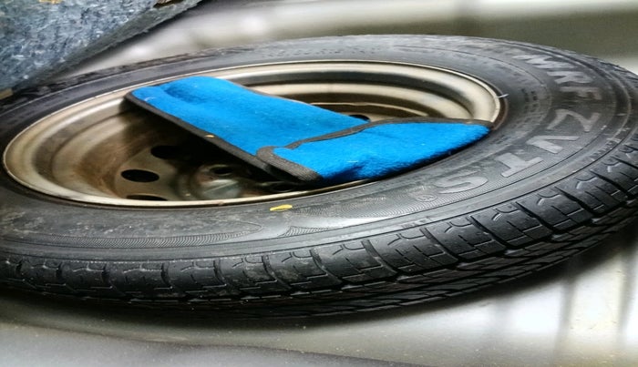 2014 Hyundai Eon ERA +, Petrol, Manual, 27,835 km, tyre