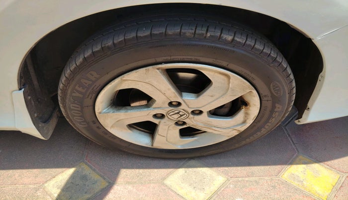 2014 Honda City 1.5L I-VTEC VX CVT, Petrol, Automatic, 1,40,675 km, tyre