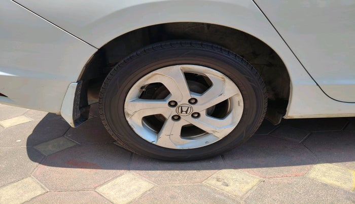 2014 Honda City 1.5L I-VTEC VX CVT, Petrol, Automatic, 1,40,675 km, tyre