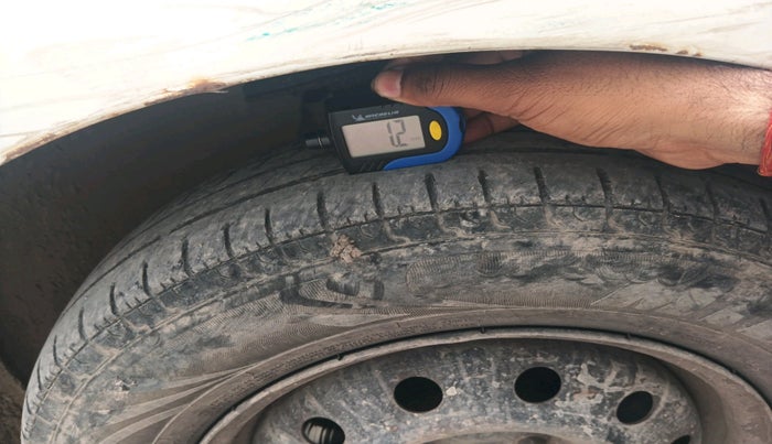 2011 Maruti Swift LXI, CNG, Manual, 1,54,459 km, tyre