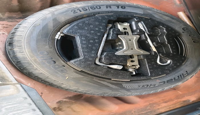 2017 Maruti Vitara Brezza ZDI PLUS, Diesel, Manual, 2,23,831 km, tyre