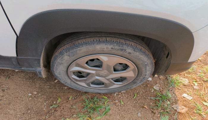 2023 Maruti BREZZA VXI AT SMART HYBRID, Petrol, Automatic, 19,585 km, tyre