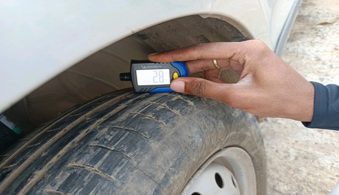 2021 Maruti Swift LXI, CNG, Manual, 64,421 km, tyre