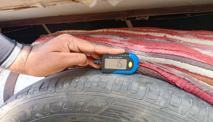 2010 Hyundai i10 ERA 1.1, CNG, Manual, 1,68,500 km, tyre