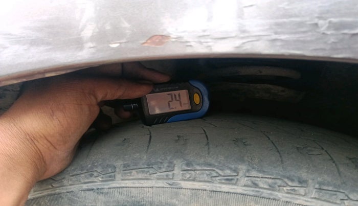 2011 Honda Civic 1.8L I-VTEC V MT SUNROOF, Petrol, Manual, 1,04,283 km, tyre