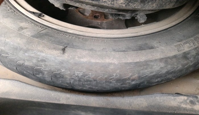 2011 Honda Civic 1.8L I-VTEC V MT SUNROOF, Petrol, Manual, 1,04,283 km, tyre