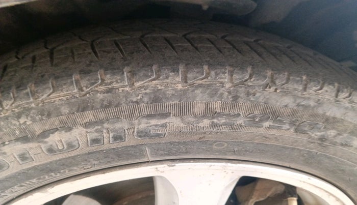 2011 Honda Civic 1.8L I-VTEC V MT SUNROOF, Petrol, Manual, 1,04,283 km, tyre