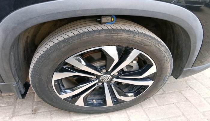 2024 MG HECTOR PLUS SHARP PRO 1.5 TURBO MT 7 STR, Petrol, Manual, 11,216 km, tyre