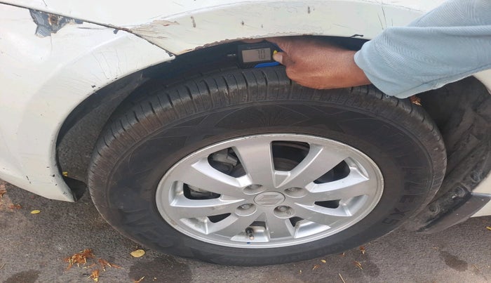 2010 Maruti Swift ZXI, Petrol, Manual, 1,20,986 km, tyre