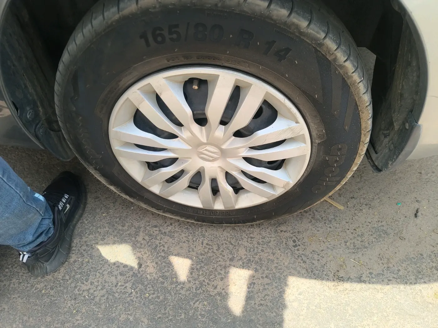2020 Maruti Dzire VXI AMT, CNG, Automatic, 1,59,054 km, tyre