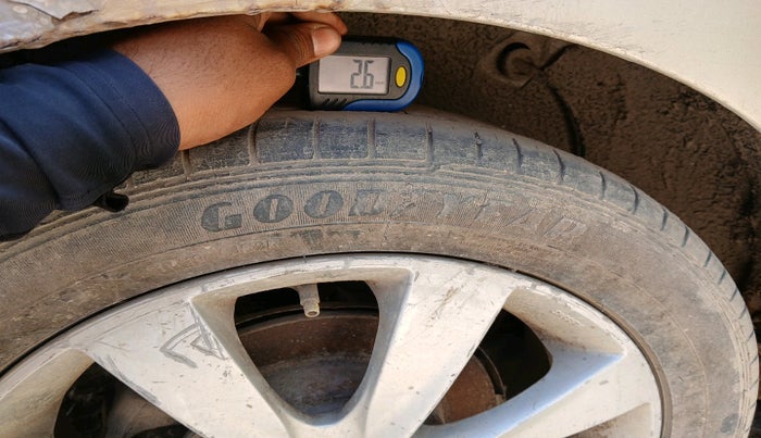 2011 Hyundai Verna FLUIDIC 1.6 VTVT SX OPT, CNG, Manual, 1,45,000 km, tyre