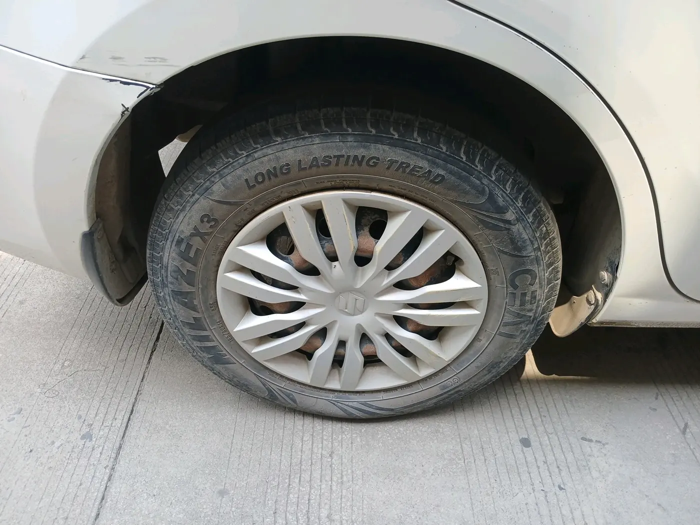 2017 Maruti Dzire VXI, Petrol, Manual, 1,11,303 km, tyre