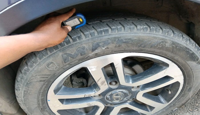 2017 Tata Hexa XT 4X2 6 STR, Diesel, Manual, 1,71,348 km, tyre