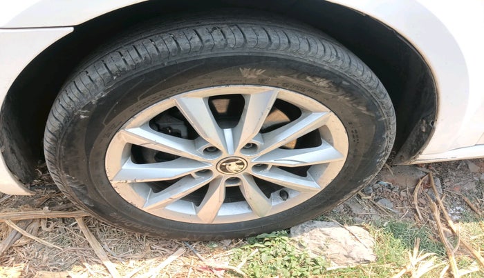 2015 Skoda Octavia ELEGANCE 2.0 TDI AT, Diesel, Automatic, 1,44,813 km, tyre