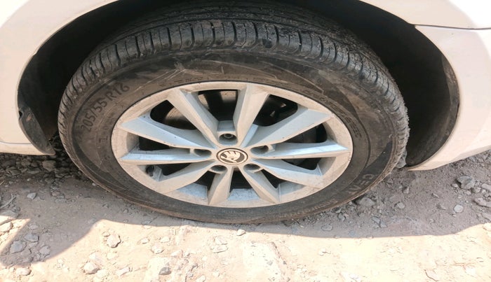 2015 Skoda Octavia ELEGANCE 2.0 TDI AT, Diesel, Automatic, 1,44,813 km, tyre