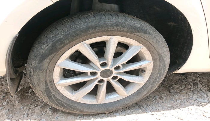 2015 Skoda Octavia ELEGANCE 2.0 TDI AT, Diesel, Automatic, 1,44,813 km, tyre