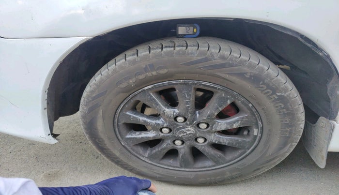 2014 Toyota Innova 2.5 GX 8 STR, Diesel, Manual, 1,85,143 km, tyre