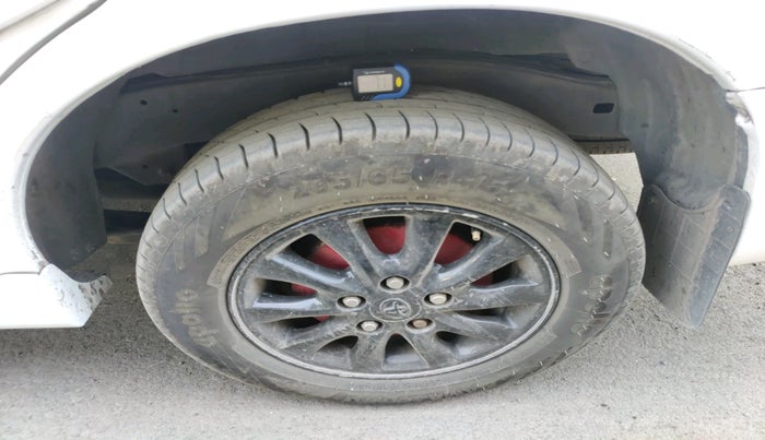 2014 Toyota Innova 2.5 GX 8 STR, Diesel, Manual, 1,85,143 km, tyre