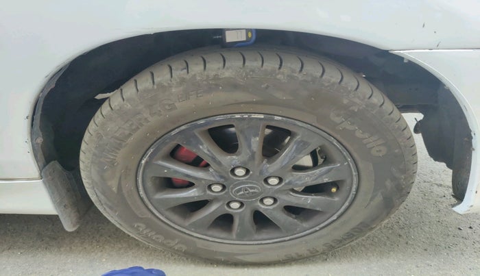 2014 Toyota Innova 2.5 GX 8 STR, Diesel, Manual, 1,85,143 km, tyre