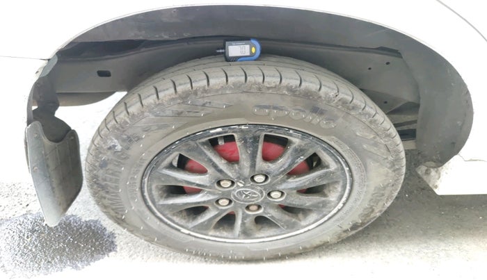 2014 Toyota Innova 2.5 GX 8 STR, Diesel, Manual, 1,85,143 km, tyre