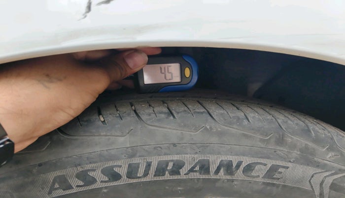 2018 Hyundai Elite i20 ASTA 1.2 DUAL TONE, CNG, Manual, 1,21,042 km, tyre