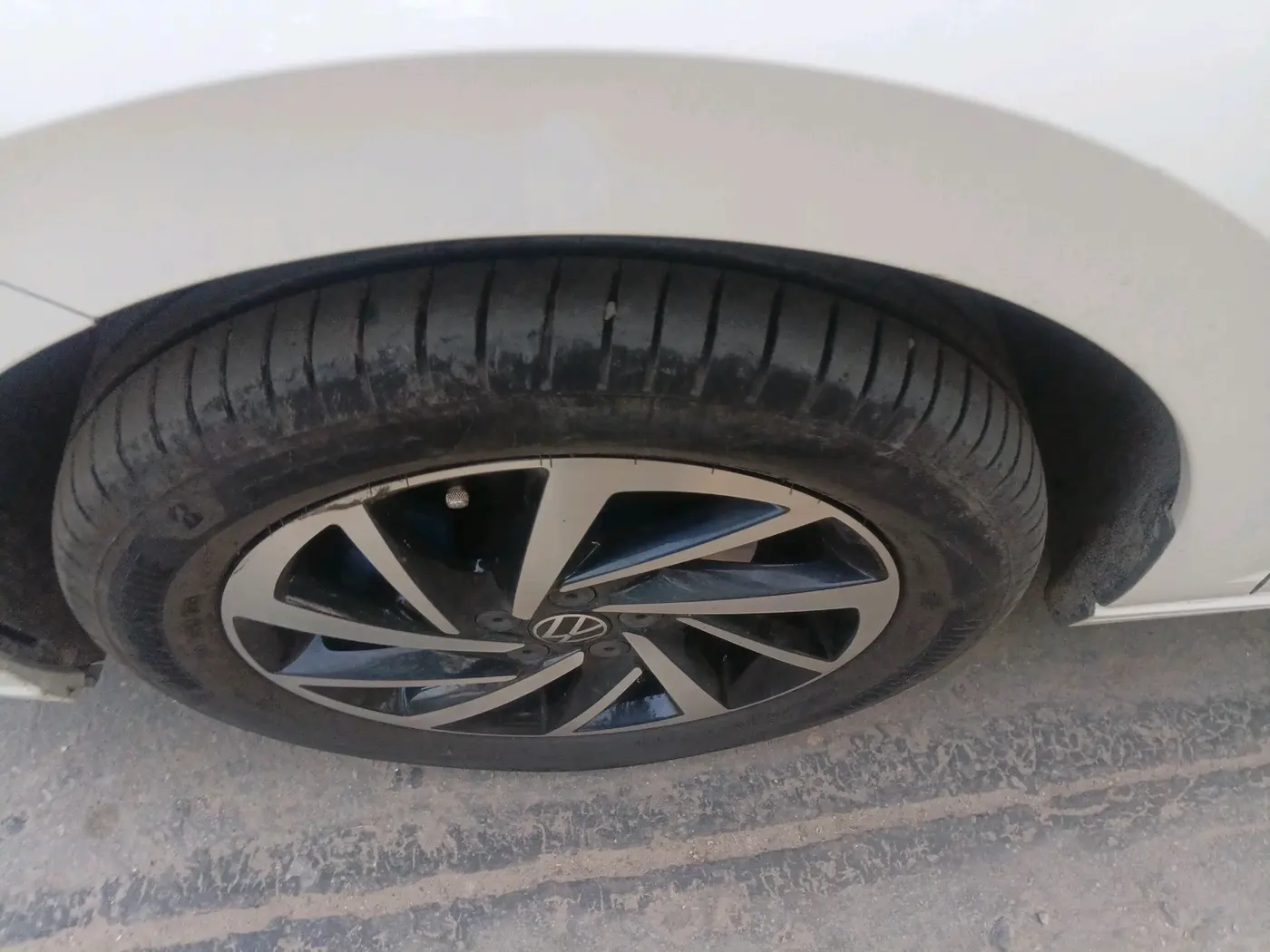 2023 Volkswagen VIRTUS TOPLINE TSI 1.0 AT, Petrol, Automatic, 32,540 km, tyre