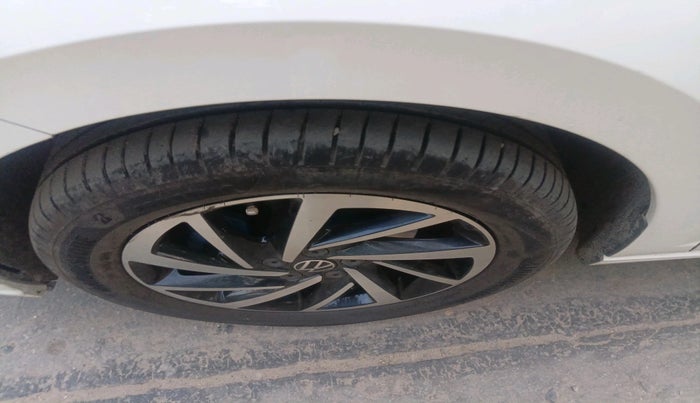 2023 Volkswagen VIRTUS TOPLINE TSI 1.0 AT, Petrol, Automatic, 30,310 km, tyre