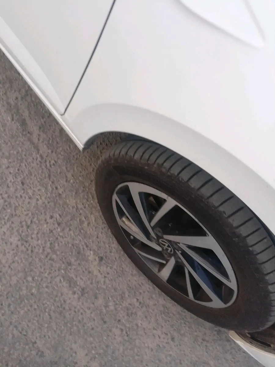 2023 Volkswagen VIRTUS TOPLINE TSI 1.0 AT, Petrol, Automatic, 32,540 km, tyre