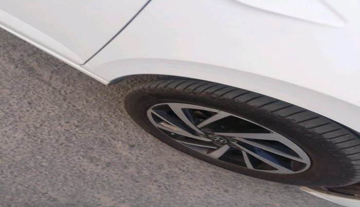 2023 Volkswagen VIRTUS TOPLINE TSI 1.0 AT, Petrol, Automatic, 30,310 km, tyre