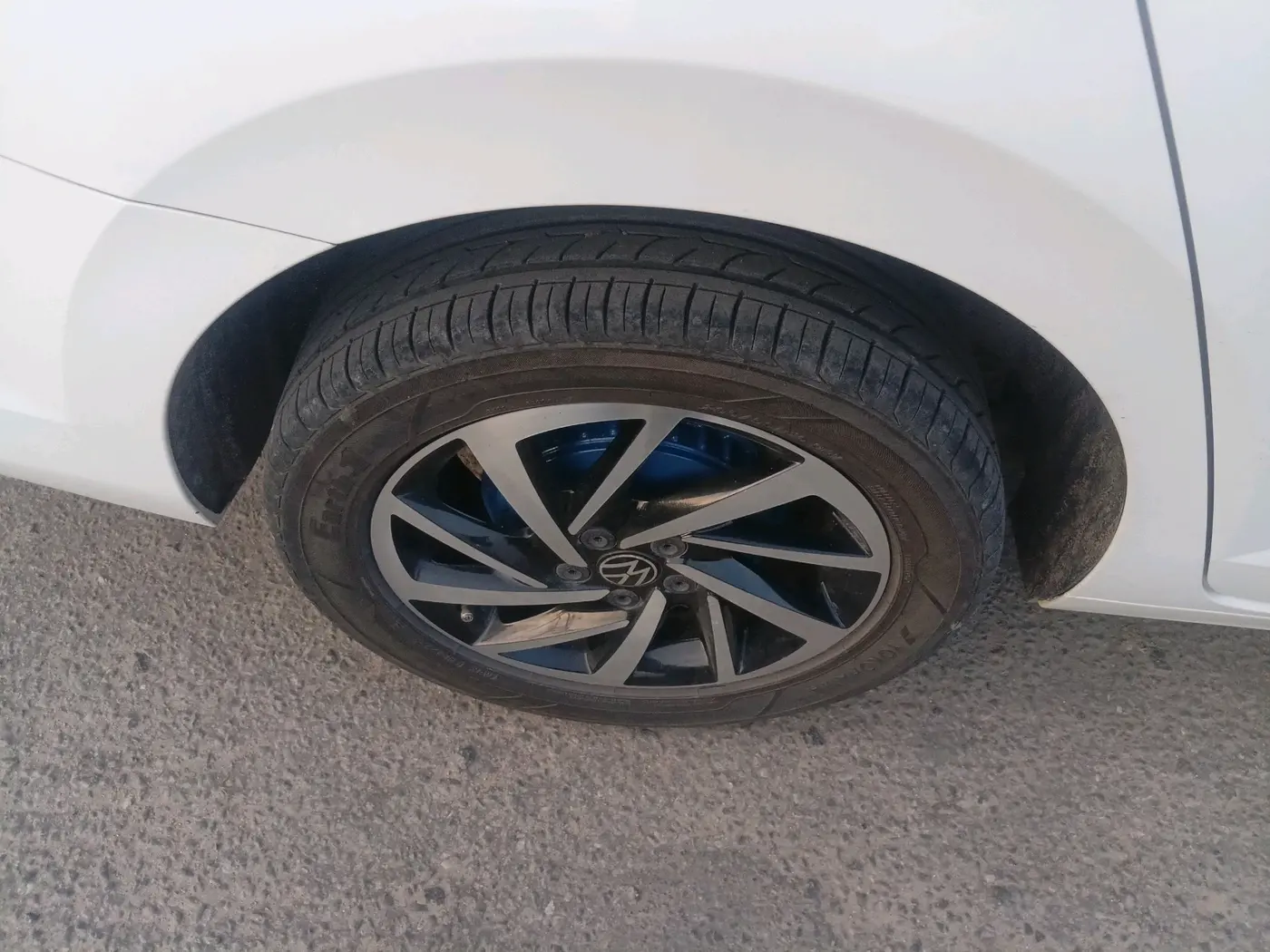 2023 Volkswagen VIRTUS TOPLINE TSI 1.0 AT, Petrol, Automatic, 32,540 km, tyre