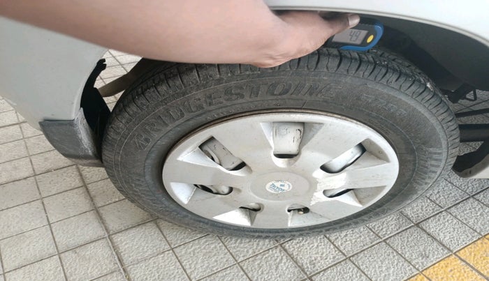 2011 Maruti Zen Estilo LXI, Petrol, Manual, 59,414 km, tyre