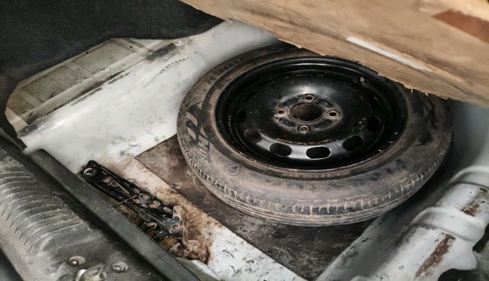 2010 Ford Fiesta SXI 1.4 DIESEL ABS, Diesel, Manual, 2,06,364 km, tyre