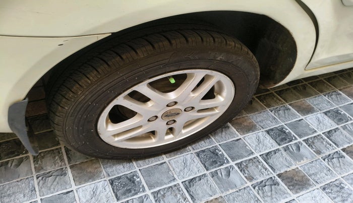 2010 Ford Fiesta SXI 1.4 DIESEL ABS, Diesel, Manual, 2,06,364 km, tyre