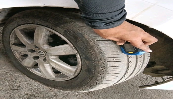 2011 Volkswagen Vento HIGHLINE DIESEL 1.6, Diesel, Manual, 1,28,406 km, tyre