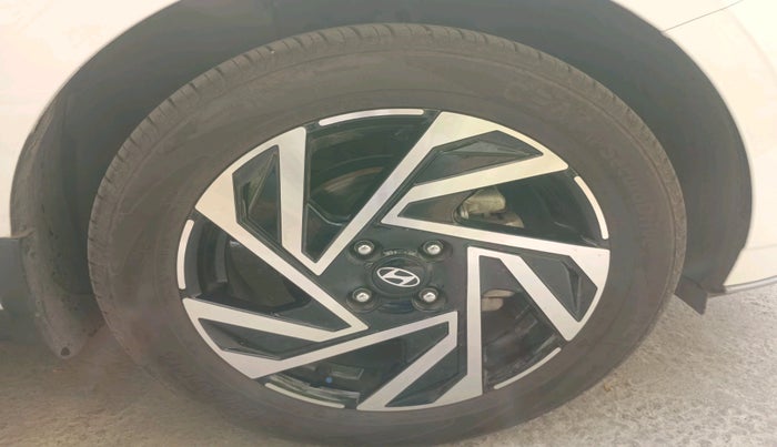 2025 Hyundai NEW I20 ASTA 1.2 MT, Petrol, Manual, 3,499 km, tyre