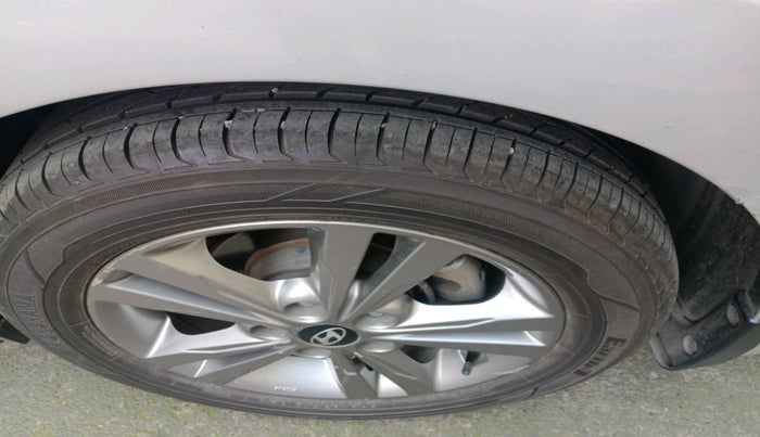 2017 Hyundai New Elantra 1.6 SX (O) AT DIESEL, Diesel, Automatic, 1,08,886 km, tyre