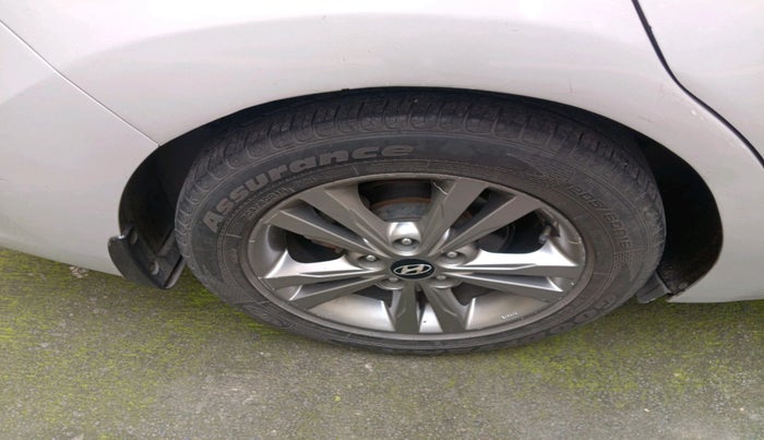 2017 Hyundai New Elantra 1.6 SX (O) AT DIESEL, Diesel, Automatic, 1,08,886 km, tyre