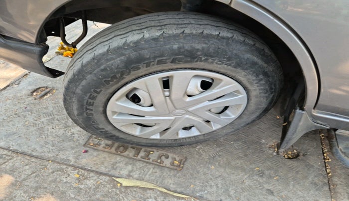 2011 Maruti Eeco 5 STR WITH A/C+HTR CNG, CNG, Manual, 2,23,634 km, tyre