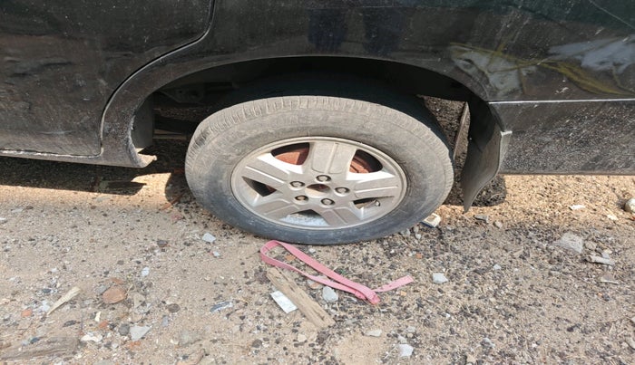 2006 Toyota Innova V 2.5 8 STR, Diesel, Manual, 1,77,879 km, tyre