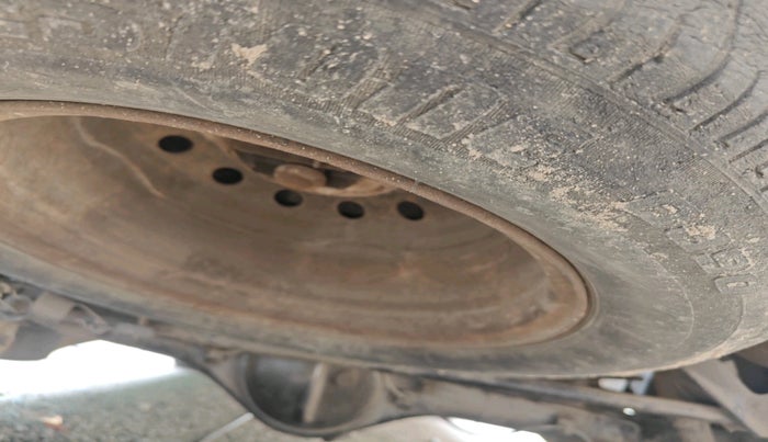 2006 Toyota Innova V 2.5 8 STR, Diesel, Manual, 1,77,879 km, tyre