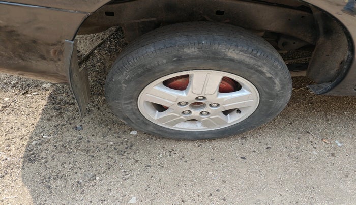 2006 Toyota Innova V 2.5 8 STR, Diesel, Manual, 1,77,879 km, tyre