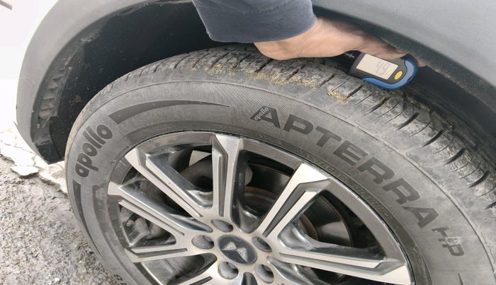 2022 Mahindra XUV700 AX 7 LUXURY D AT 7 STR, Diesel, Automatic, 91,917 km, tyre