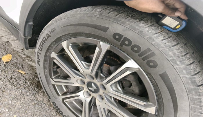 2022 Mahindra XUV700 AX 7 LUXURY D AT 7 STR, Diesel, Automatic, 91,917 km, tyre