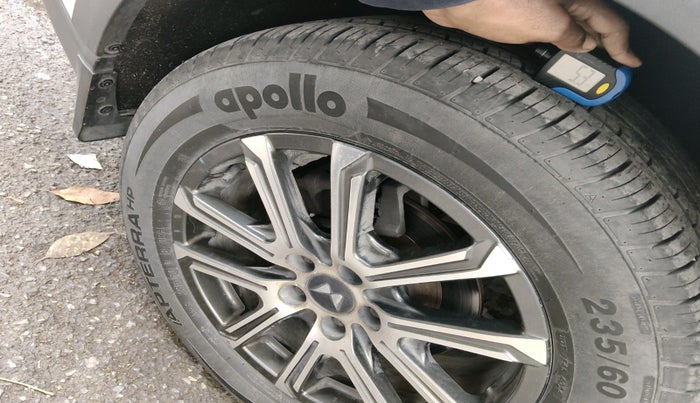 2022 Mahindra XUV700 AX 7 LUXURY D AT 7 STR, Diesel, Automatic, 91,917 km, tyre